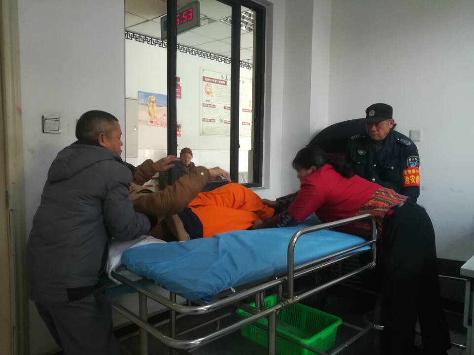 把小区突发生病老人送医院