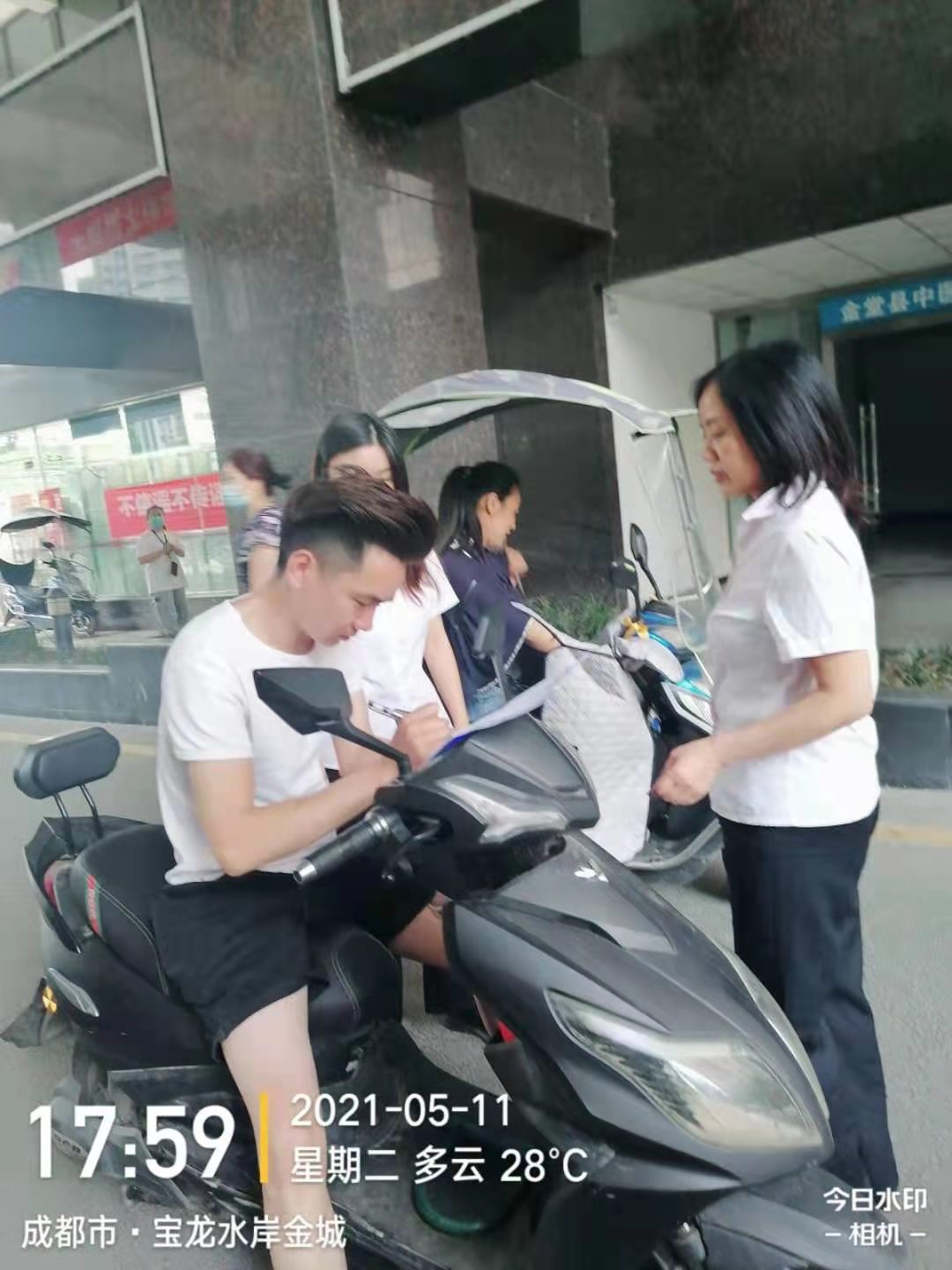水岸金城门岗消防知识宣传及电瓶车劝导